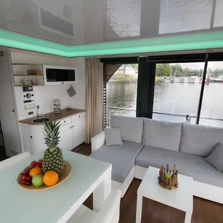 Festliegendes Hausboot Ferienwohnung Seeteufel Botel
