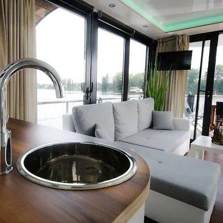 Festliegendes Hausboot Ferienwohnung Seeteufel Botel *