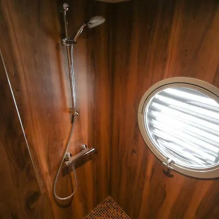 Festliegendes Hausboot Ferienwohnung Seeteufel *