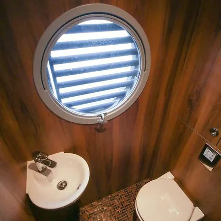 Festliegendes Hausboot Ferienwohnung Seeteufel